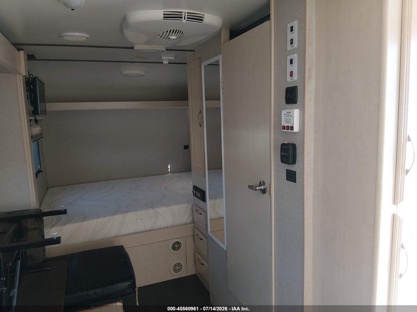 2018 WINNEBAGO OTHER auction photo 8