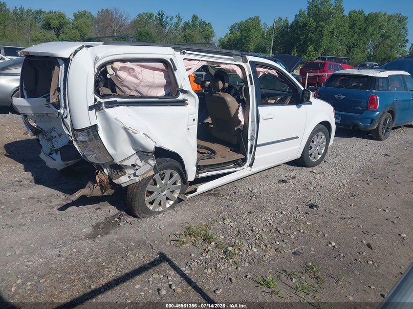 2014 CHRYSLER TOWN & COUNTRY auction photo 4