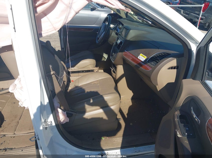 2014 CHRYSLER TOWN & COUNTRY auction photo 5