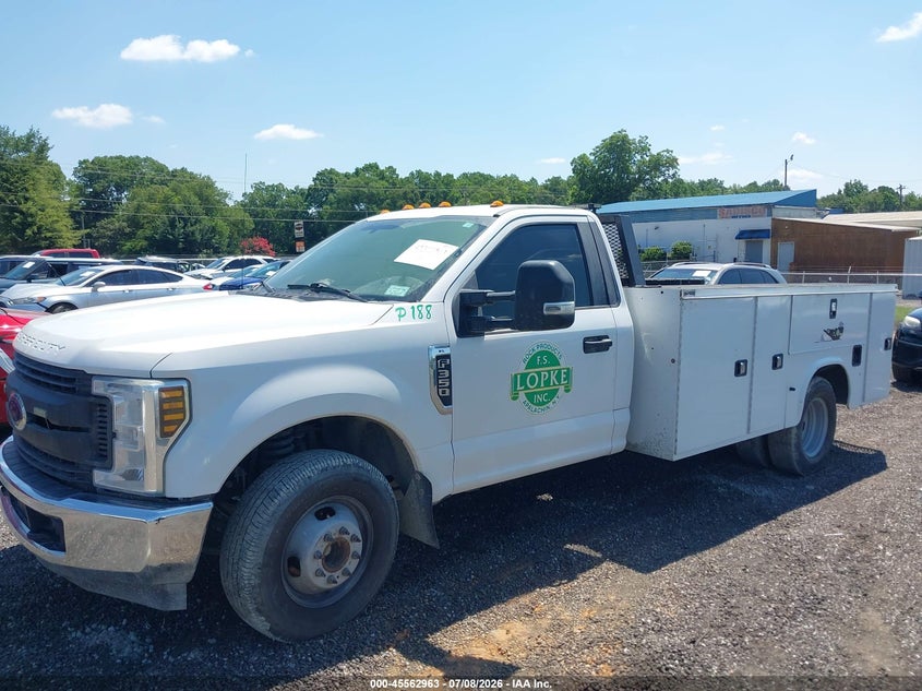 2018 Ford F350, Interior Burn, IAAI, VIN 1FDRF3G62JEB52993 — photo 2