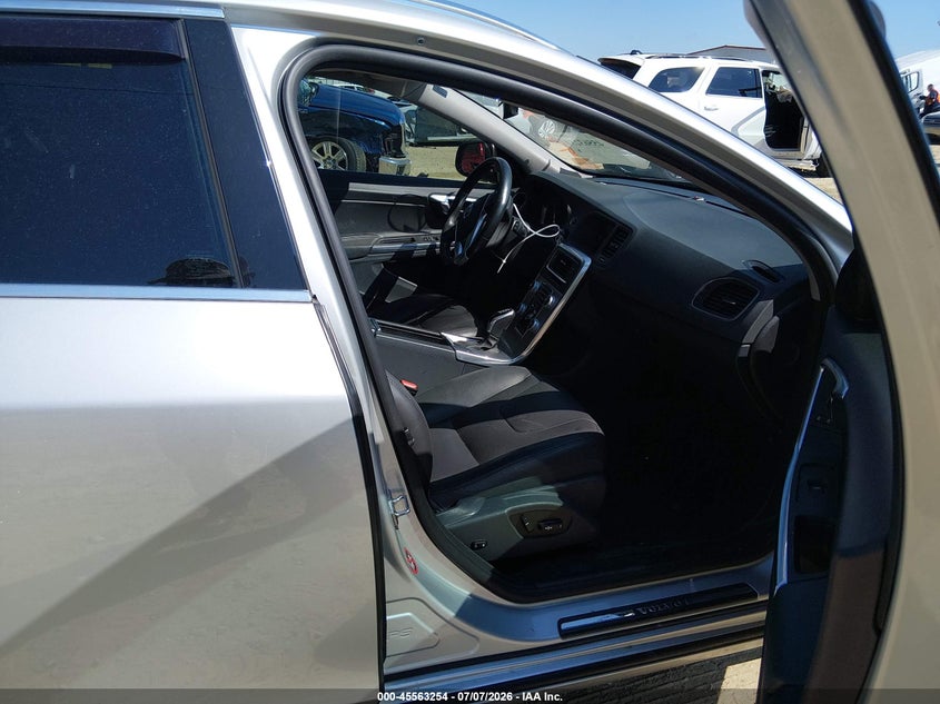 2017 VOLVO V60 auction photo 5