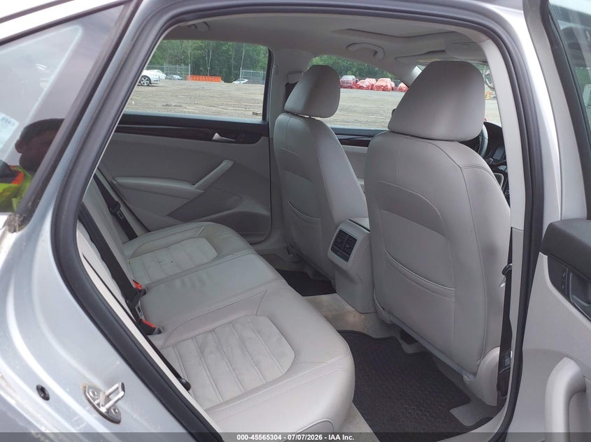 2015 Volkswagen Passat 2.0L Tdi Sel Premium VIN: 1VWCV7A30FC040499 Lot: 45565304