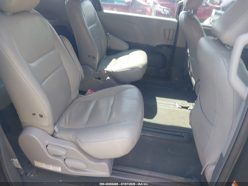 TOYOTA SIENNA - zdjęcie 8