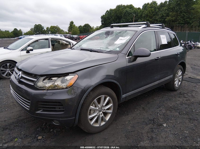 2014 Volkswagen Touareg 3.6L Sport, Storm Damage, IAAI, VIN WVGEF9BP7ED001192 — photo 2