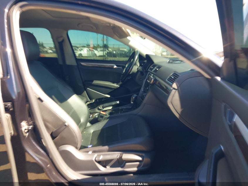 2017 VOLKSWAGEN PASSAT auction photo 5