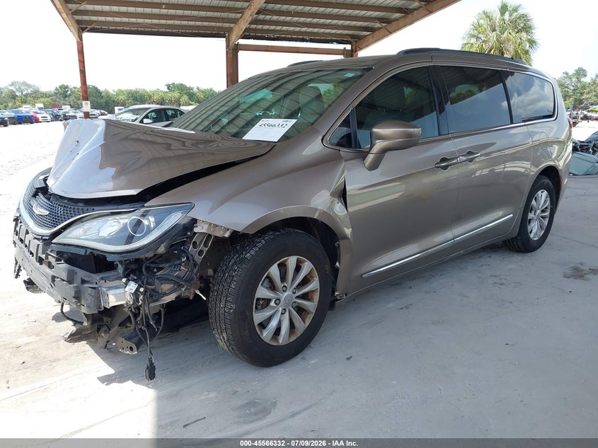 2C4RC1BG8HR552975 2017 Chrysler Pacifica Touring-L photo 1