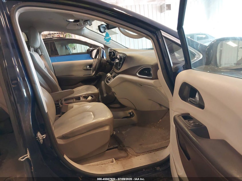 2017 CHRYSLER PACIFICA auction photo 5