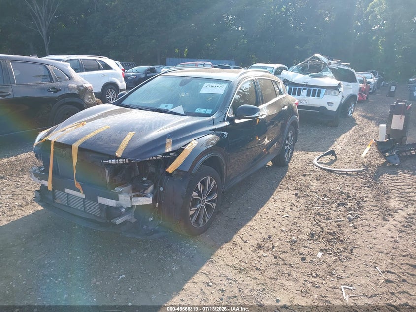 SJKCH5CR9JA001931 2018 Infiniti Qx30 Essential photo 1