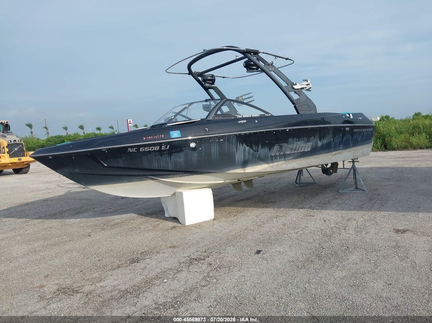 2019 MALIBU 23' auction photo 2