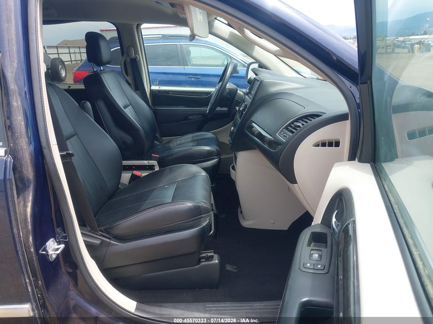 2014 CHRYSLER TOWN & COUNTRY auction photo 5