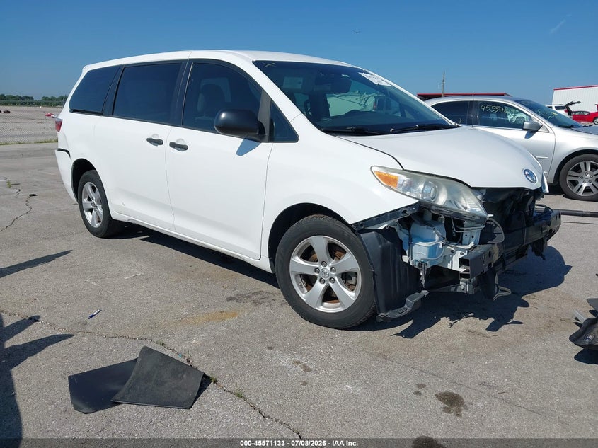 2017 TOYOTA SIENNA auction photo 1