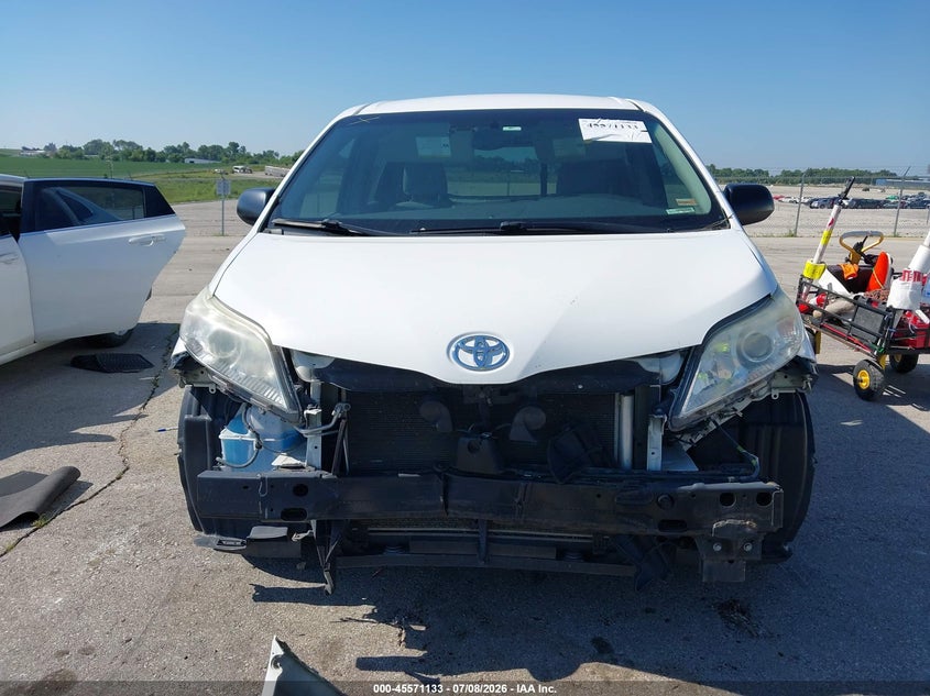 TOYOTA SIENNA - zdjęcie 13