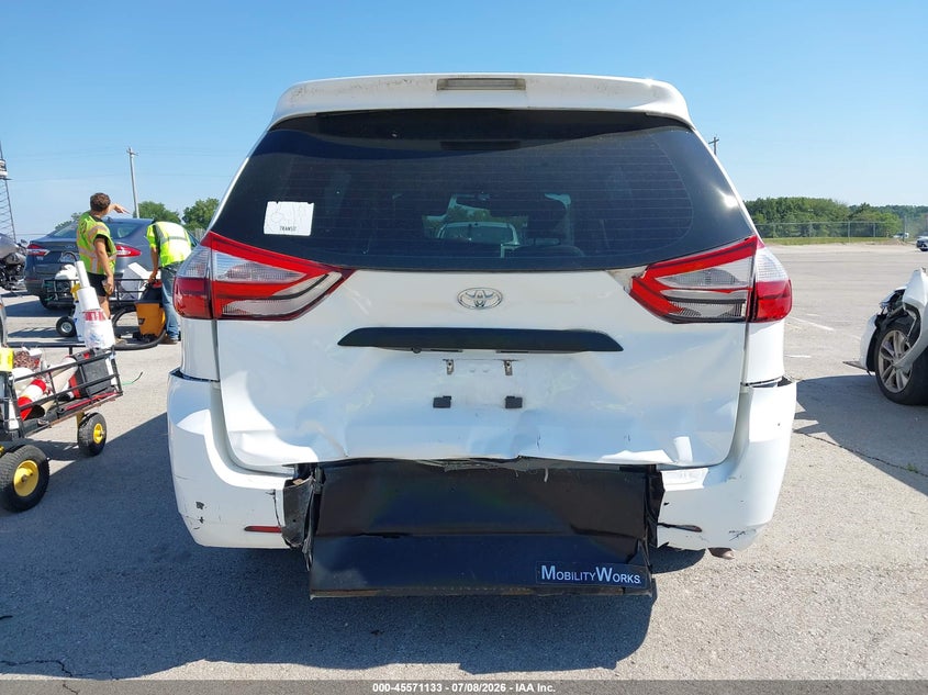 TOYOTA SIENNA - zdjęcie 17