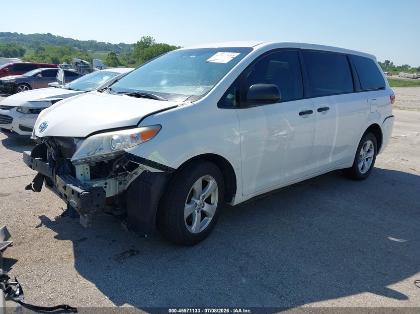 2017 TOYOTA SIENNA auction photo 2