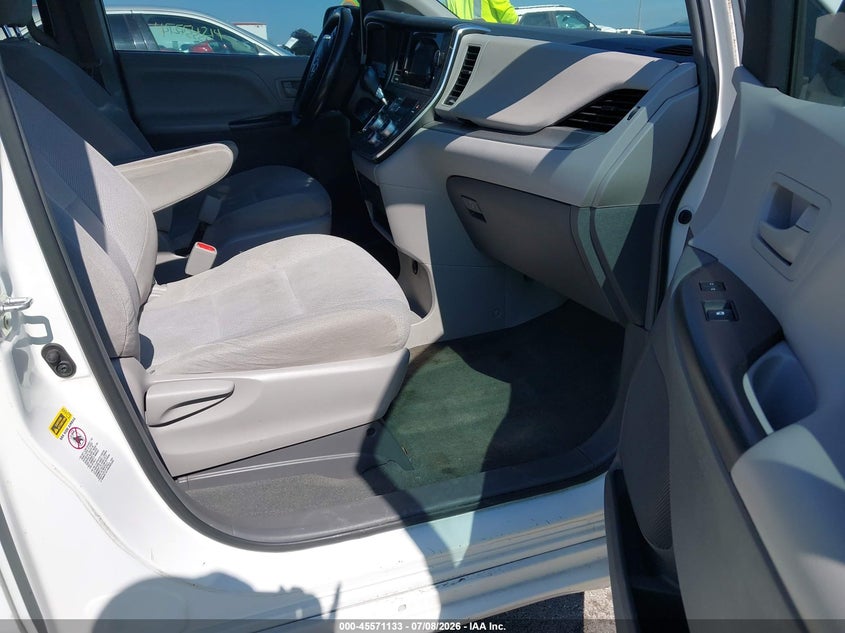 2017 TOYOTA SIENNA auction photo 5