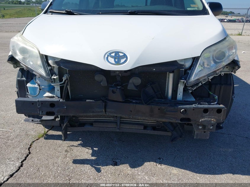 2017 TOYOTA SIENNA auction photo 6
