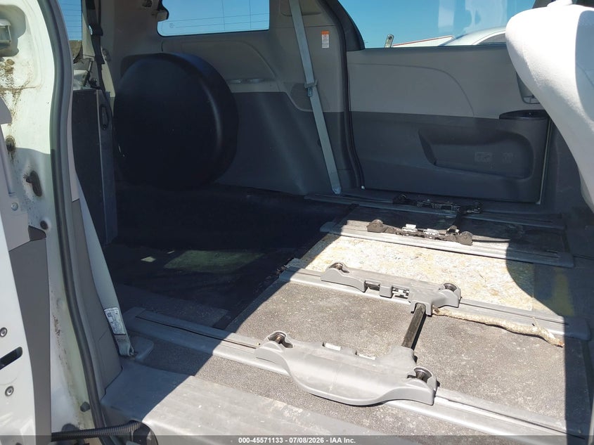 2017 TOYOTA SIENNA auction photo 8