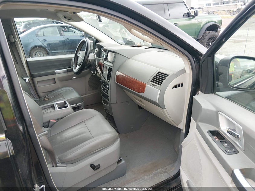 2008 CHRYSLER TOWN & COUNTRY auction photo 5