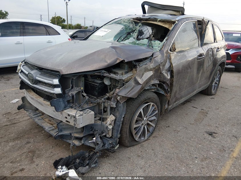 2019 Toyota Highlander, Front & Rear, IAAI, VIN 5TDKZRFH2KS293836 — photo 2