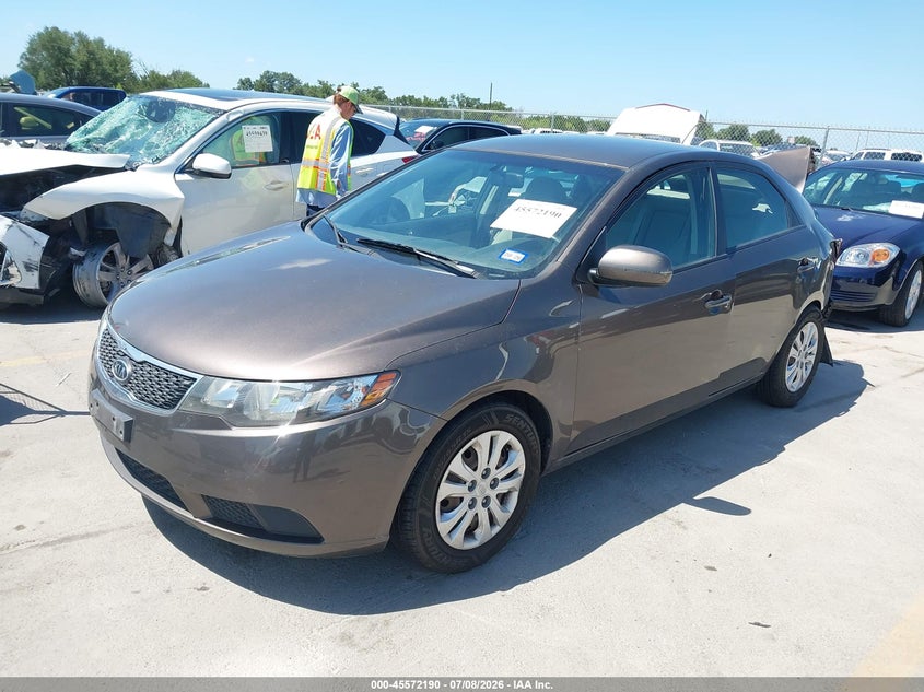2013 Kia Forte, Left & Right Side, IAAI, VIN KNAFU4A27D5715742 — photo 2