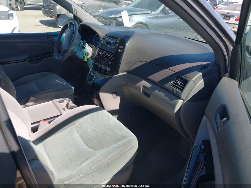 2005 TOYOTA SIENNA auction photo 5