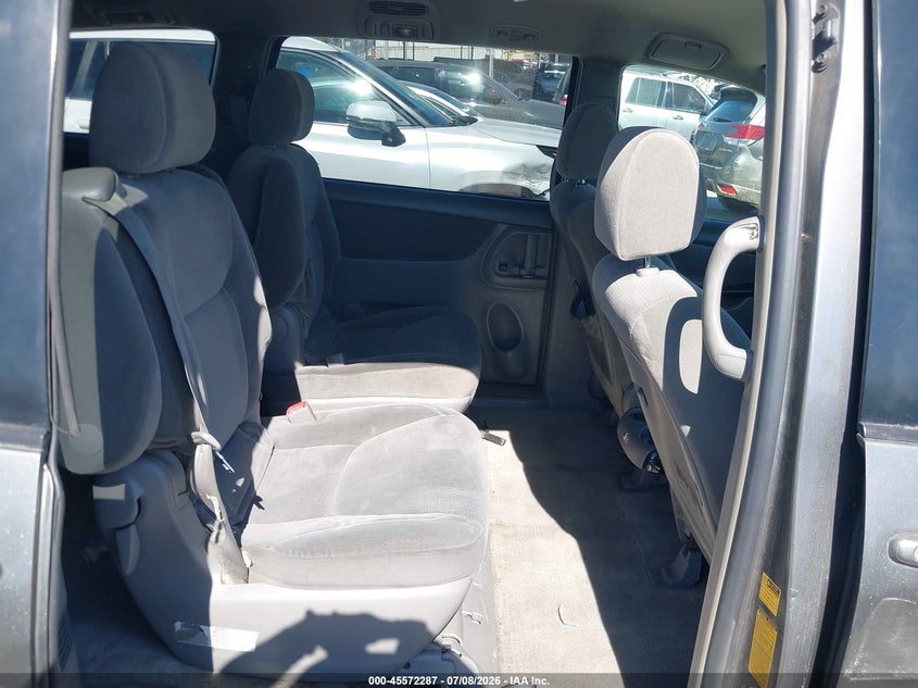 2005 TOYOTA SIENNA auction photo 8