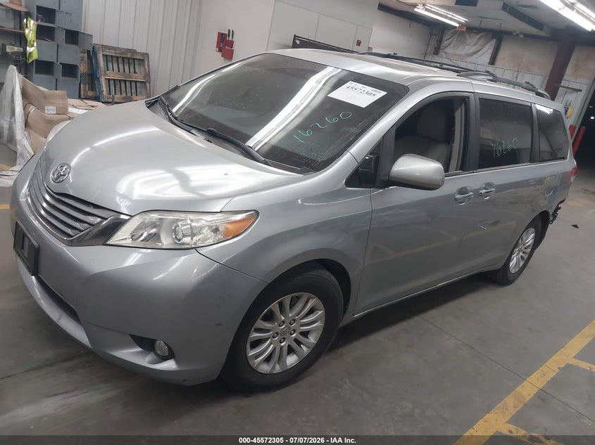 2013 TOYOTA SIENNA auction photo 2