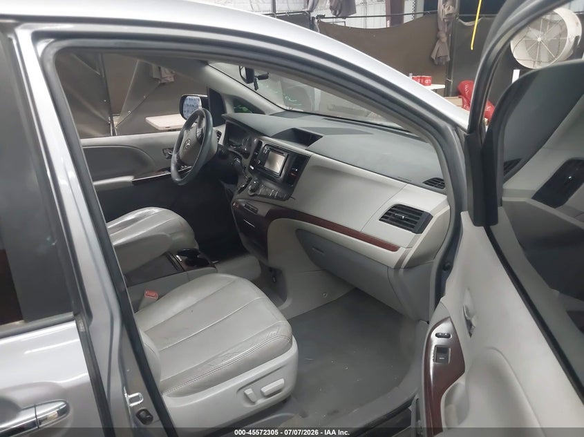 2013 TOYOTA SIENNA auction photo 5