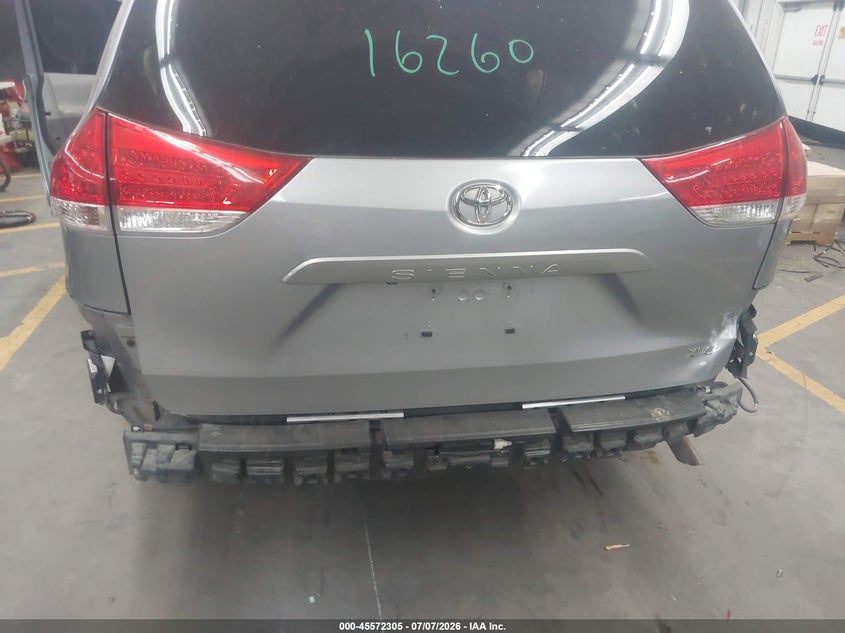2013 TOYOTA SIENNA auction photo 6