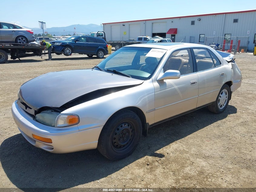 1995 Toyota Camry, Front & Rear, IAAI, VIN JT2GK13E9S0075880 — photo 2
