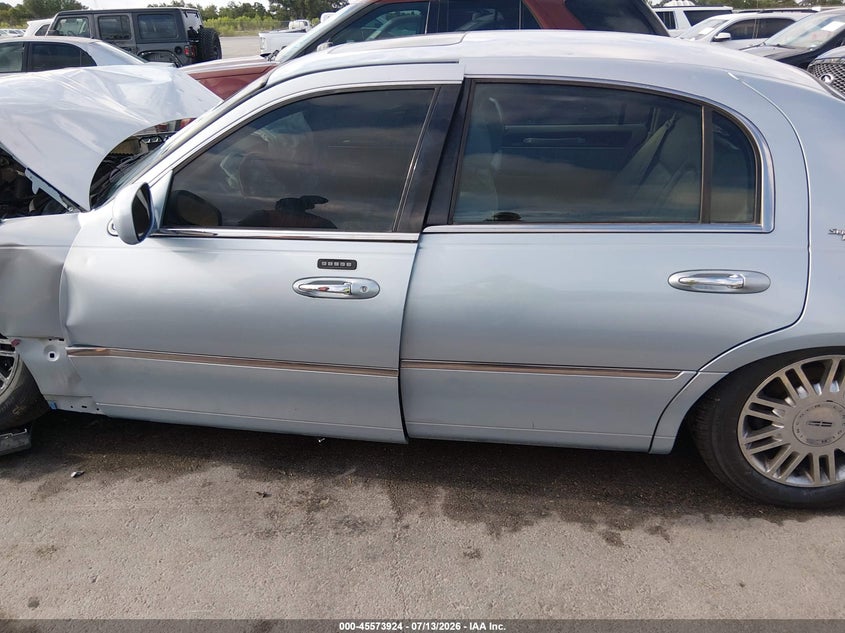 2007 Lincoln Town Car Signature Limited VIN: 1LNHM82W27Y620945 Lot: 45573924