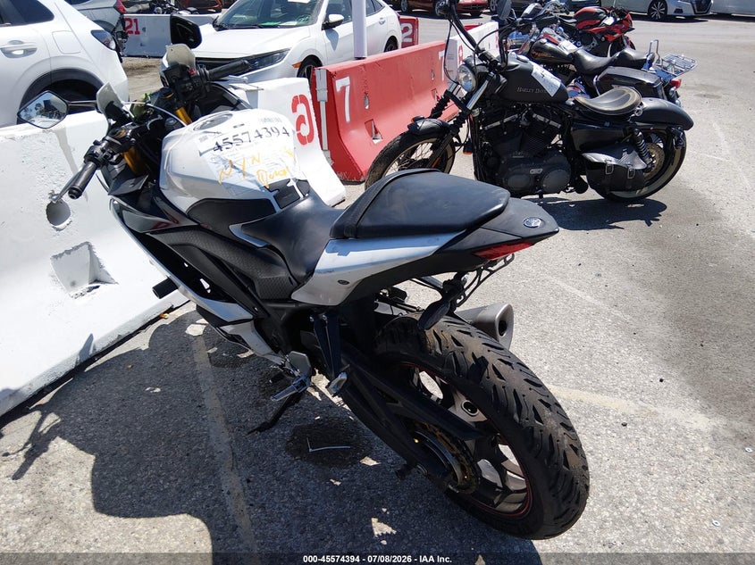 2019 YAMAHA YZFR3 auction photo 3