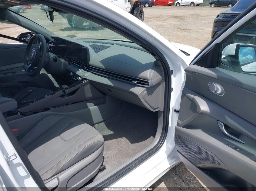 2024 HYUNDAI ELANTRA auction photo 5