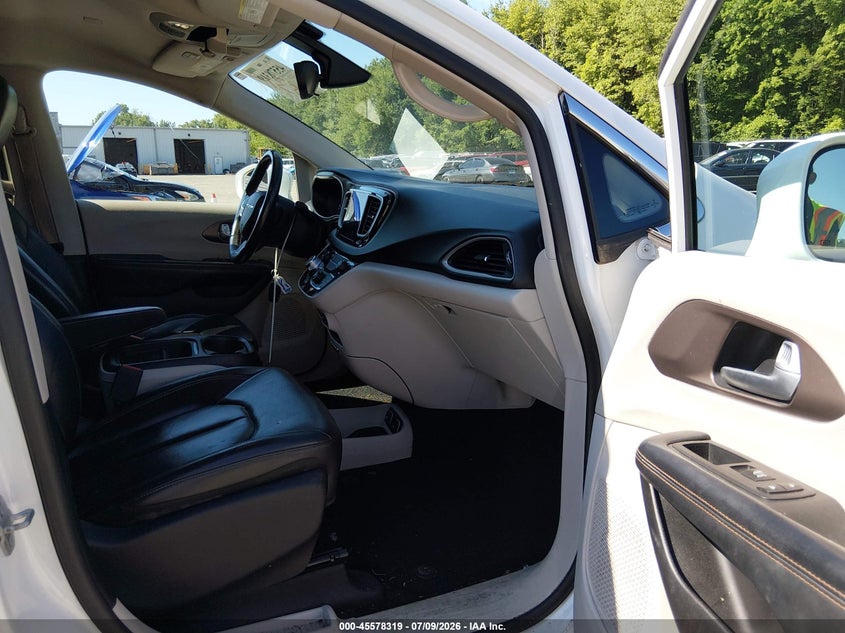 2017 CHRYSLER PACIFICA auction photo 5