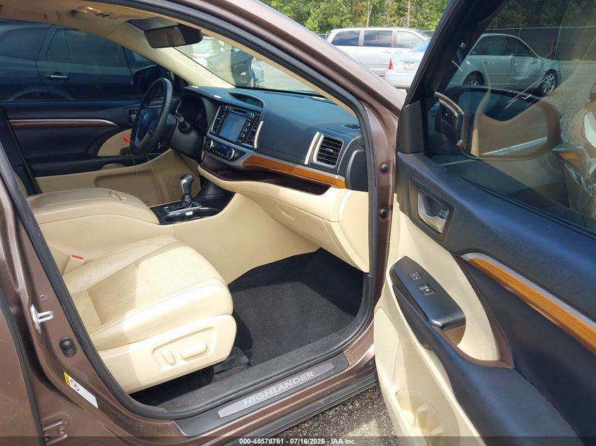 2017 TOYOTA HIGHLANDER auction photo 5
