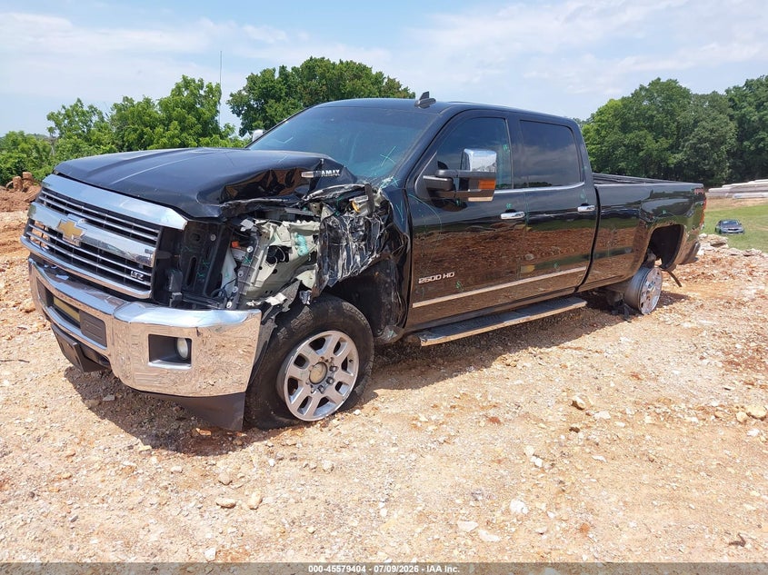 2015 Chevrolet Silverado, Left Front, IAAI, VIN 1GC1KWE80FF559750 — photo 2