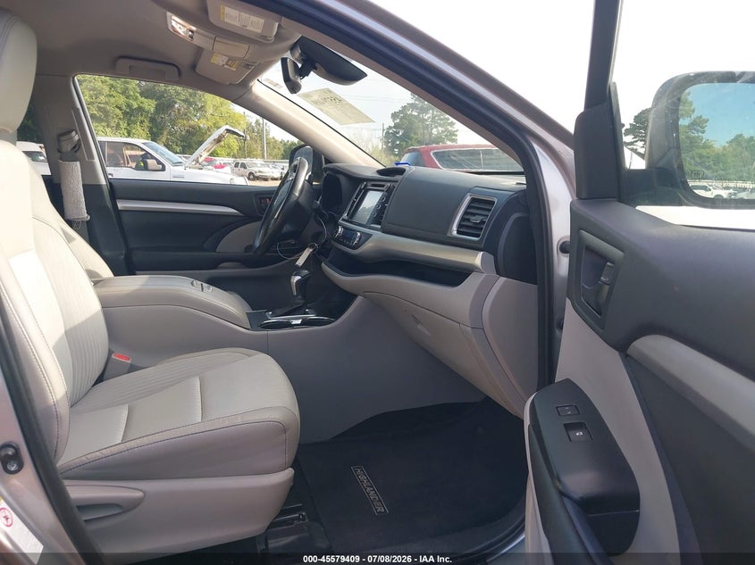 2017 TOYOTA HIGHLANDER auction photo 5