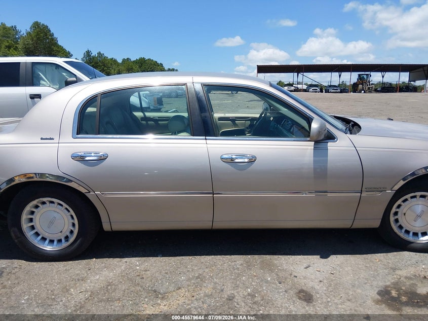 2000 Lincoln Town Car Executive VIN: 1LNHM81W9YY914300 Lot: 45579644