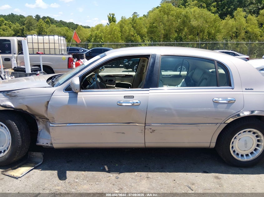 2000 Lincoln Town Car Executive VIN: 1LNHM81W9YY914300 Lot: 45579644