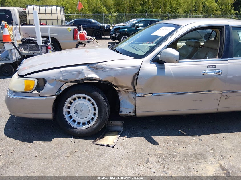 2000 Lincoln Town Car Executive VIN: 1LNHM81W9YY914300 Lot: 45579644