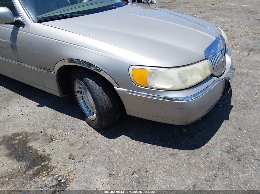 2000 Lincoln Town Car Executive VIN: 1LNHM81W9YY914300 Lot: 45579644