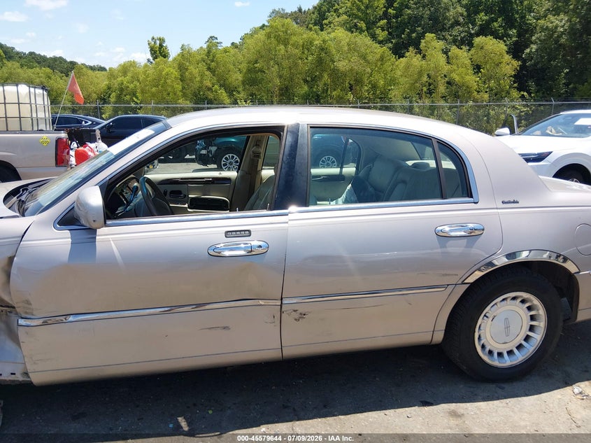 2000 Lincoln Town Car Executive VIN: 1LNHM81W9YY914300 Lot: 45579644