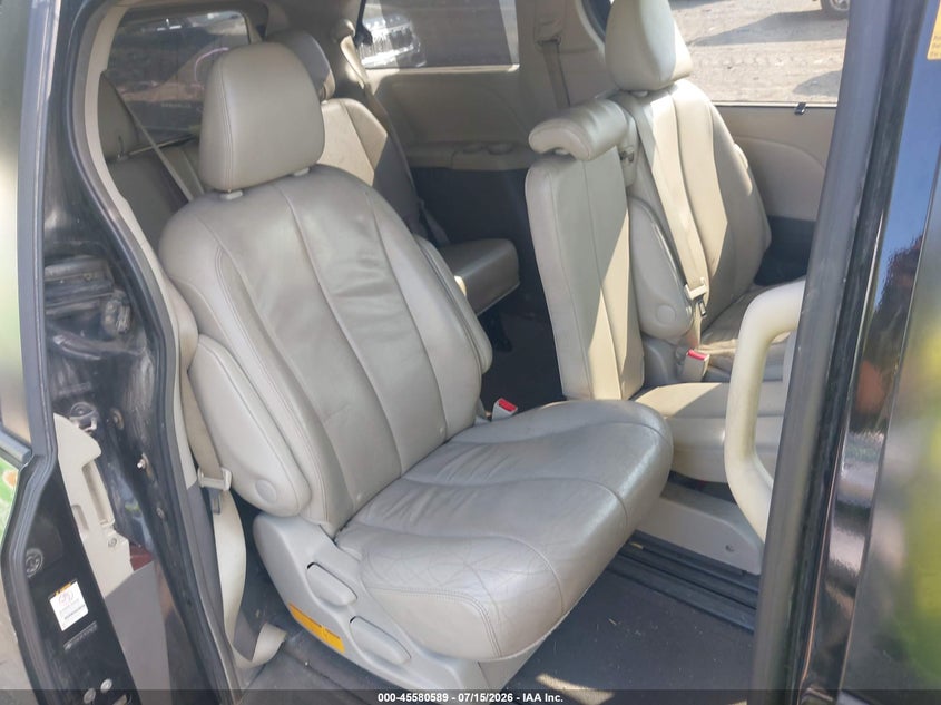 2012 TOYOTA SIENNA auction photo 8