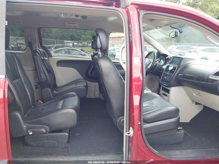 2015 CHRYSLER TOWN & COUNTRY auction photo 8