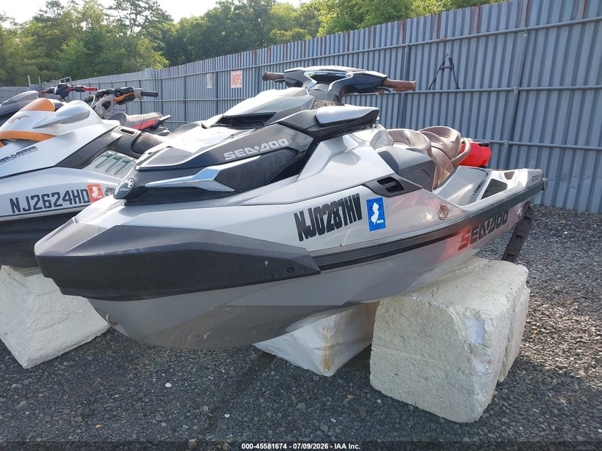 2018 SEADOO GTX-300 LIMITED auction photo 2