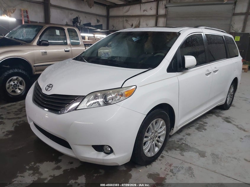 2014 Toyota Sienna, Правый бок, IAAI, VIN 5TDYK3DC5ES475747 — фото 2