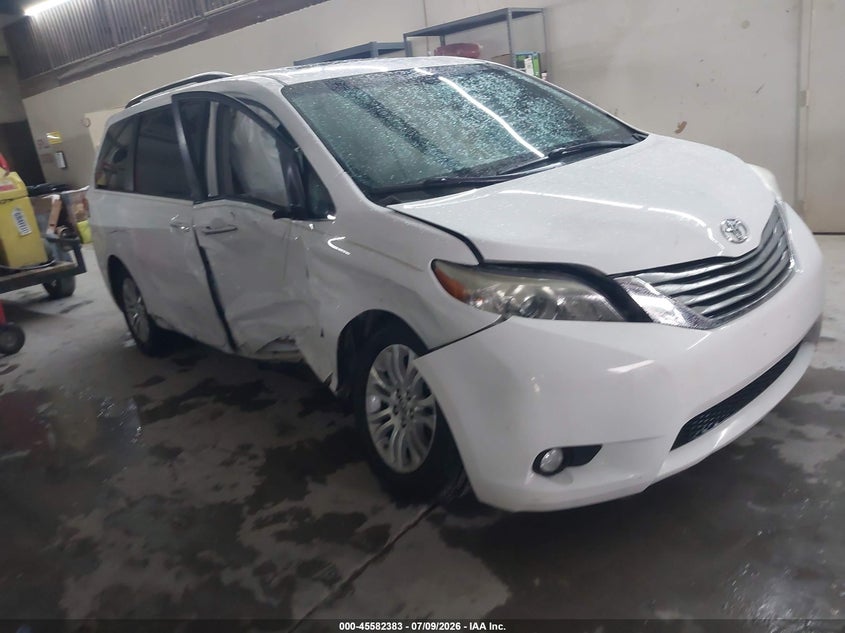 2014 TOYOTA SIENNA auction photo 1