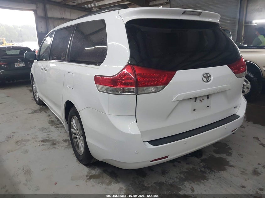 2014 TOYOTA SIENNA auction photo 3