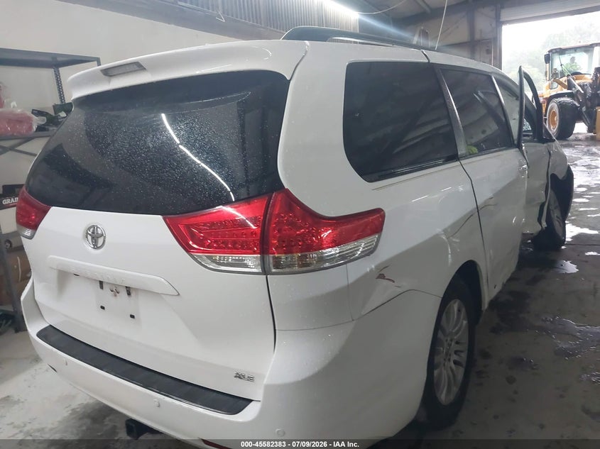 2014 TOYOTA SIENNA auction photo 4