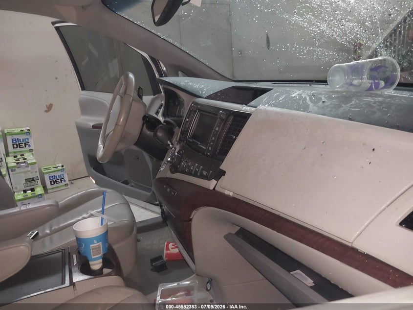 2014 TOYOTA SIENNA auction photo 5